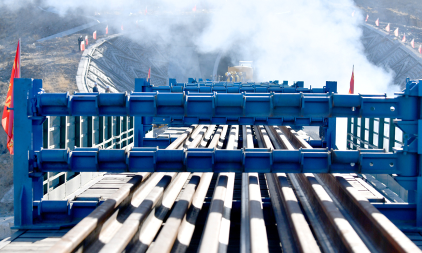 拉林鐵路為單線電氣化Ⅰ級鐵路，設計時速160公里，新建正線全長403.144公里，中鐵十一局三公司承擔全線鋪軌任務。圖為工作人員在香嘎山隧道鋪設長鋼軌。