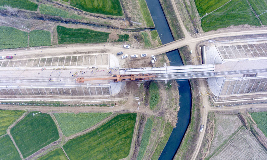 蒙華鐵路全長1800多公里，北起內蒙古浩勒報吉站，終點到達江西省吉安市。其中，蒙華鐵路湖北段全長330.6公里，從河南南陽進入湖北，途經襄陽、荊門、荊州三市。圖為無人機拍攝的蒙華鐵路蠻河特大橋鋪軌作業現場。