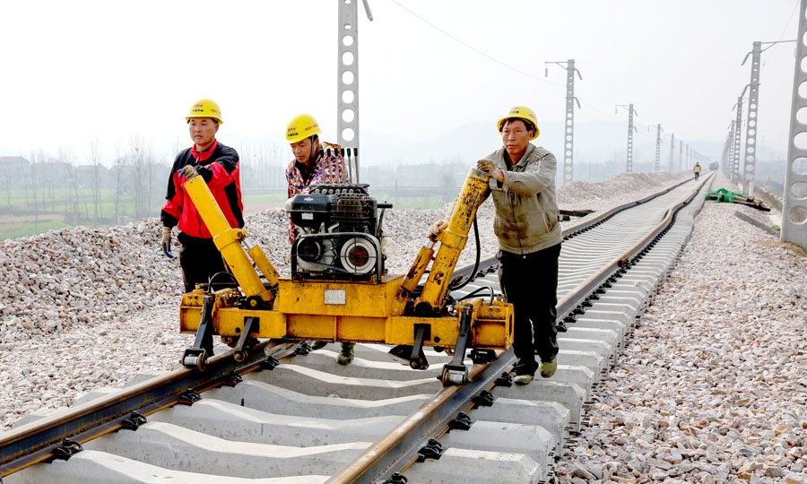 圖為施工人員在調整軌道位置。