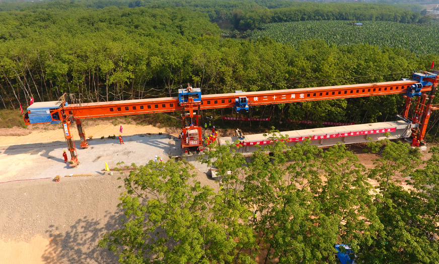 3月23日，隨著一片長32米、重134噸的T梁穩穩架設到玉（溪）磨（憨）鐵路橄欖壩特大橋橋墩頂，標志著中老鐵路國內段第一長橋鋪架拉開序幕。這是中老鐵路國內段首次橋梁鋪架，為全線鋪架奠定了基礎。（李軍濤 攝）