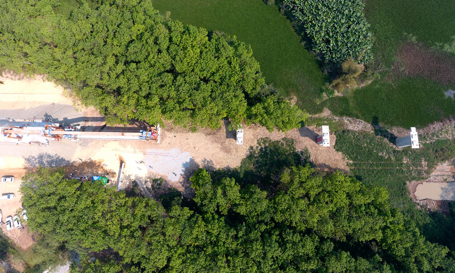 橄欖壩特大橋位于云南省西雙版納傣族自治州景洪市，全長3.5公里，共有橋墩108個。大橋于2016年9月開始施工，經過建設者的頑強拼搏和科技攻關，順利進入鋪架階段。鋪架將持續3個月，架設107孔214片T梁，預計今年6月底完成。（李軍濤 攝）