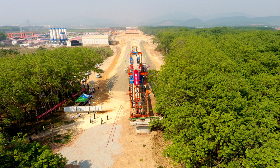 雖然架設的T梁就在大橋附近預制生產，但為確保橋梁質量，該項目挑選優質材料從老撾和貴州等地運來。據中國鐵建所屬中鐵二十二局玉磨鐵路項目部經理介紹，橄欖壩特大橋由東向西，橫穿橄欖壩壩子中心。這條鐵路多為隧道和橋梁形式通過，主要是為了減少土地占用，保護當地的生態環境，建成與山川同美、為旅游添彩的風景線。（李軍濤 攝）