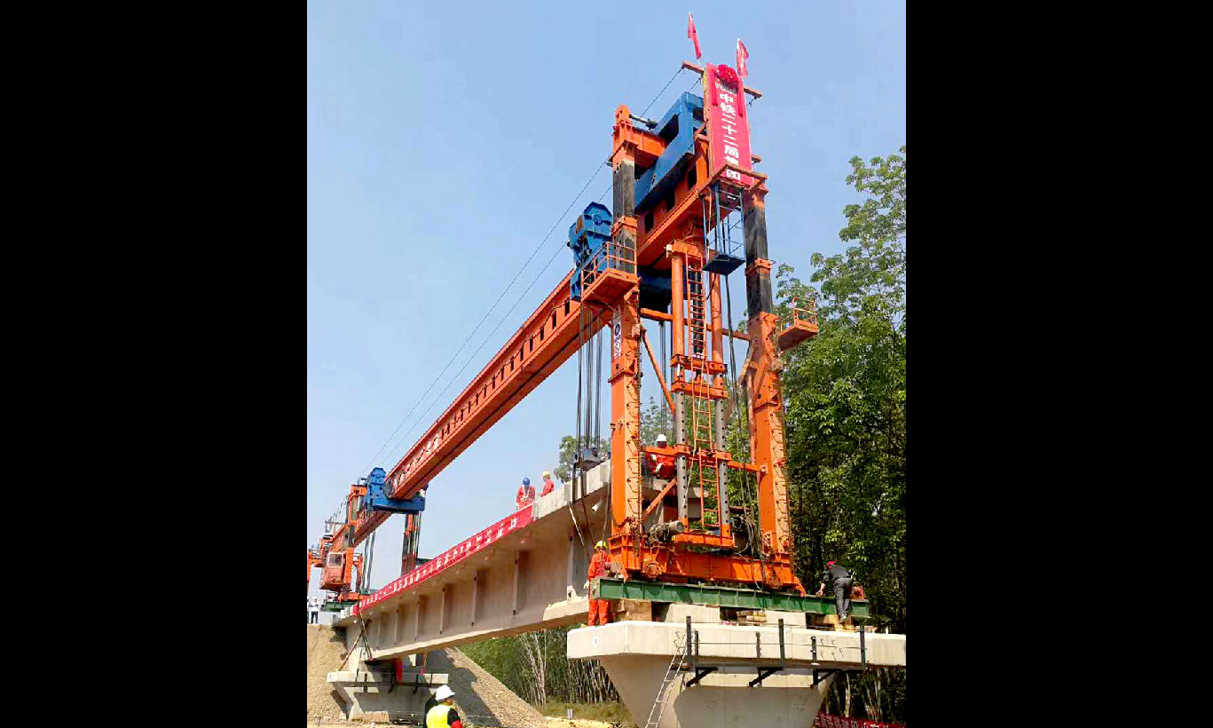 中老鐵路是“一帶一路”倡議提出后，首條以中方為主投資建設、全線采用中國技術標準，使用中國設備并與中國鐵路網直接聯通的國際鐵路。線路全長1000多公里，建成通車后，云南昆明至西雙版納傣族自治州景洪市僅需3小時左右，至老撾萬象有望夕發朝至。（李軍濤 攝）