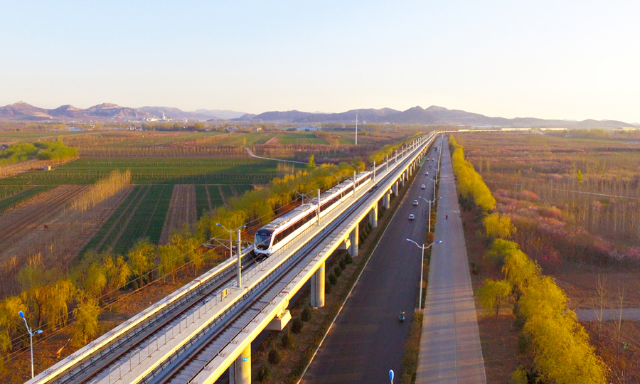 早在2018年10月25日，濟南地鐵1號線工程順利通過濟南市市政工程質量安全監督站等多方參建單位的竣工驗收。圖為行駛中的濟南地鐵。
