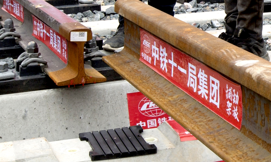 徐宿淮鹽鐵路采用國內先進技術移動閃光焊，對焊接頭內部進行超聲波掃描診斷，就像醫生給病人做“B超”，可及時發現焊透、傷損、氣泡或夾雜物等缺陷。每個焊接頭有獨特的身份信息，包含焊接日期、施工負責人、焊接機組號等，實現質量“可追溯”。圖為鋪軌到達接軌點。