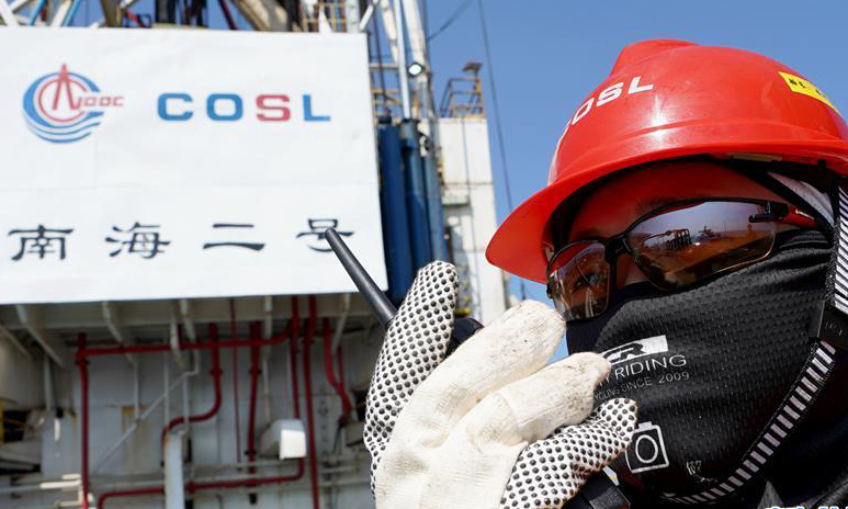 圖為5月25日，“南海二號”平臺船長安興國在甲板作業時，將面部包裹起來，防止皮膚長時間暴露被強紫外線曬傷。據介紹，甲板在夏日陽光暴曬后，溫度最高可達70攝氏度。 （新華社記者 王毓國 攝）