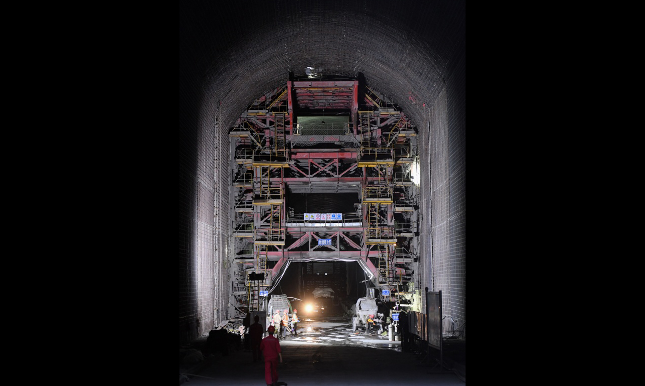 圖為5月31日，烏東德水電站泄洪洞中的鋼模臺車施工現場。（新華社記者 陳曄華 攝）
