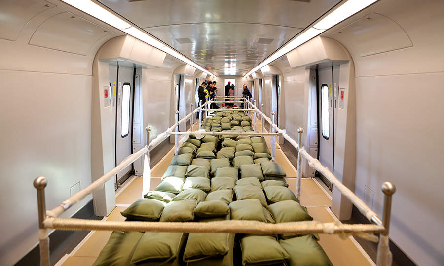 北京新機場線全長41.36公里，設北航站樓、磁各莊、草橋3個車站和一個車輛段，中鐵十四局電氣化公司承建全線通信信號以及草橋站機電安裝工程。圖為“白鯨號”車內行李車廂。