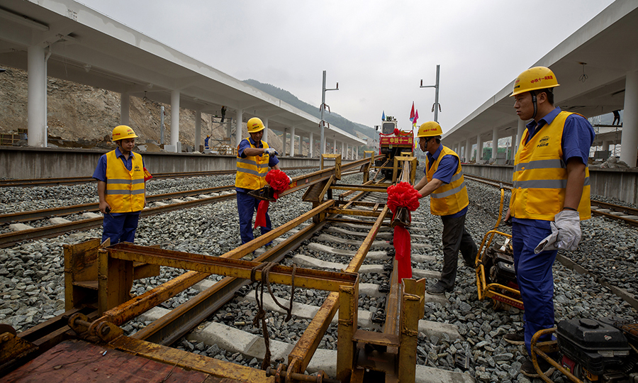 據介紹，漢十高鐵全線采用500米長鋼軌鋪設，選用的WZ500型鋪軌機組和移動式鋼軌閃光焊機均為我國自主研發生產的無砟軌道專用機械，安全可靠、作業效率高，鋪軌日進度可達9公里、焊軌日進度可達4公里。圖為鋪軌施工現場。（彭特 攝）