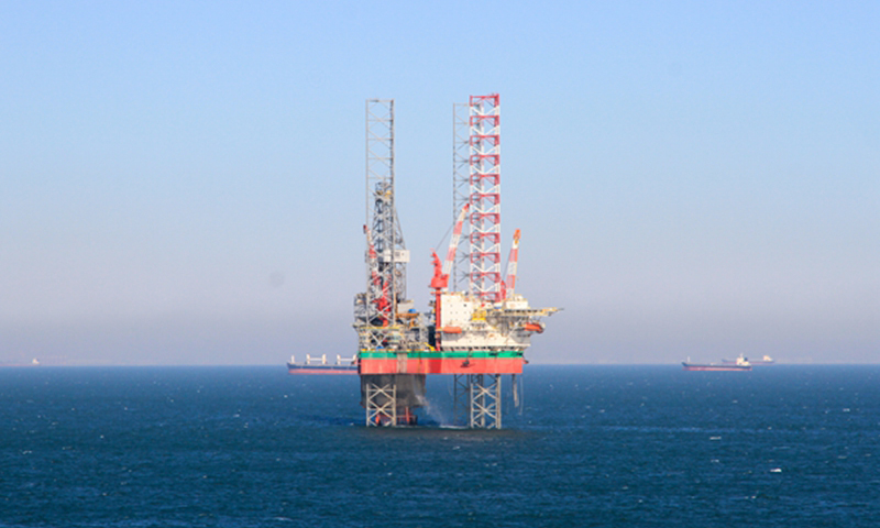 圖為中海油服租賃的“東方鳳”鉆井平臺，該平臺由招商工業海門船廠負責新造，是當今世界上在建和投產平臺中技術較為成熟的型號之一，可滿足全球多個區域的作業要求。