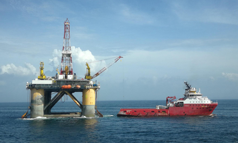 圖為“勘探四號”鉆井平臺，該平臺原屬中國石油化工集團有限公司，建造于1983年，于2018年12月底由中海油服租賃。“勘探四號”是一座半潛式鉆井平臺，總長87.8米，最大吃水深度19.8米，鉆井狀態時最大排水量28000噸，最大載重噸4081噸，最大鉆探深度7620米。
