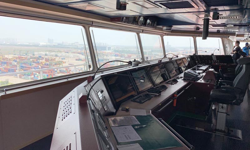 據為該船提供攬貨服務的利勝地中海航運（上海）有限公司董事總經理朱競透露，天津港是中國北方門戶港口，輻射廣闊的內陸腹地，而且航道、泊位條件均適合停靠，所以‘地中海古爾松’輪將首航選在了天津港。圖為7月8日拍攝的“地中海古爾松”輪駕駛室。（新華社記者 毛振華 攝）