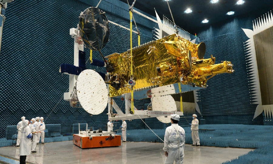 近日，經過連續奮戰，中國航天科技集團有限公司五院通信衛星事業部順利完成中星18號衛星的整星緊縮場測試。本次試驗充分驗證了衛星有效載荷的性能與可靠性，為整星出廠奠定了堅實基礎。為確保試驗按期完成，試驗隊嚴控型號質量管理，狠抓測試及數據判讀的及時性、正確性和有效性，從而確保了試驗的圓滿完成。圖為測試現場。