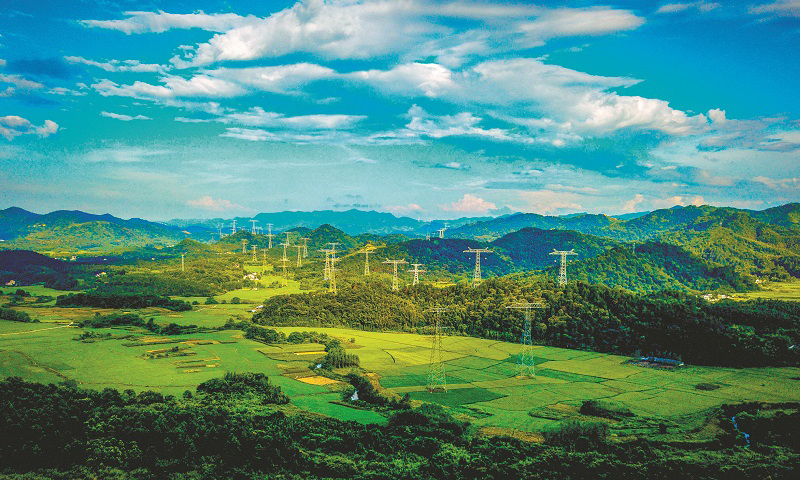 安徽省地處華東西部，是西部清潔能源輸送華東負荷中心的必由之路，全境有特高壓線路2726千米，118條特（超）高壓線路，在境內共形成池州九華、宣城宣廣、蕪湖南陵等3處密集通道。圖為安徽省池州青陽山區九華特高壓密集通道。