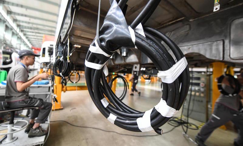 圖為7月25日，中車長春軌道客車股份有限公司工人在車間內為以色列特拉維夫紅線輕軌項目車輛接線。（新華社記者 王昊飛 攝）