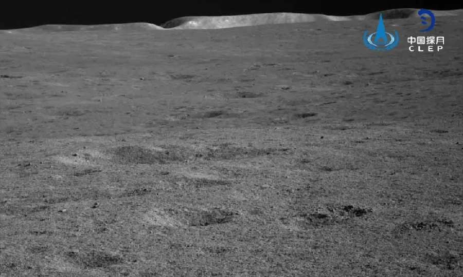 此前，玉兔二號月球車已于7月26日3時59分收到正常遙測信號，成功自主喚醒，巡視器搭載載荷全景相機、測月雷達、紅外成像光譜儀、中性原子探測儀在本個月晝期間將重新開機工作。隨后，玉兔二號將按照科研人員已規劃的行走路線，繼續開展巡視探測任務。圖為著陸器傳回的實時畫面。