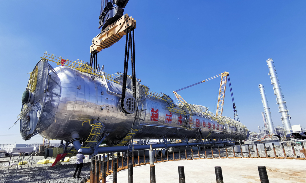 9月24日，中國化學工程承建的140萬噸/年乙烯項目1#丙烯塔成功吊裝就位，標志著浙江石化4000萬噸/年煉化一體化項目二期工程3#乙烯項目安裝拉開序幕。圖為吊裝現場。