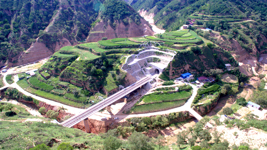 中國鐵建所屬鐵四院浩吉鐵路項目負責人介紹，浩吉鐵路設計時速120公里，開通初期開辦車站77座，規劃年運輸能力2億噸以上。按照設計要求，浩吉鐵路一次能牽引萬噸列車（約7600噸貨），開通后將實現一列車荷載108輛車廂的牽引動力。圖為中鐵十八局承建浩吉鐵路張家園隧道。（王強強 攝）