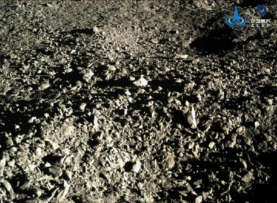 嫦娥四號著陸器完成第十月晝的科學探測工作，于10月5日19時30分進入第十月夜。第十月晝工作期間，著陸器工況正常，能量平衡，有效載荷月球中子及輻射劑量探測儀、低頻射電譜儀按計劃開展有效探測工作，地面接收科學探測數據正常。“玉兔二號”巡視器于10月5日15時43分完成月夜設置，進入休眠。第十月晝期間，巡視器根據整體規劃進行移動，目前累計行走289.769米。