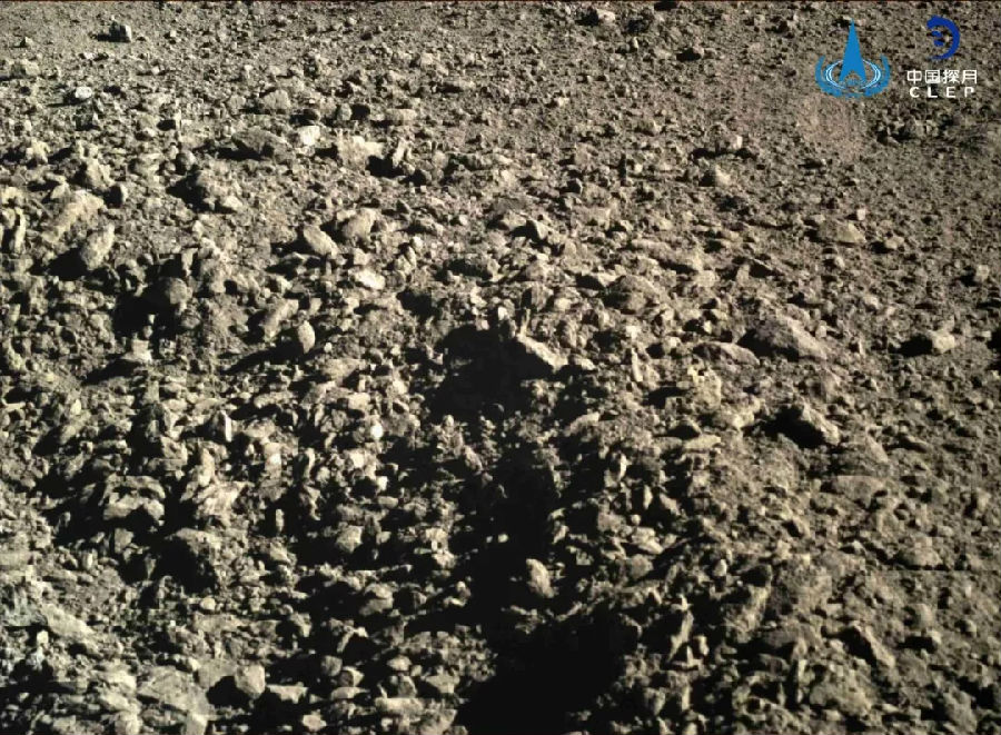 在國慶節前后，嫦娥四號著陸器和“玉兔二號”巡視器突破十個月球日工作期，遠遠超出設計壽命，以出色完成科學探測任務向新中國成立70周年獻禮。目前，地面科研團隊正在對各科學載荷獲取的第一手探測數據進行處理分析，在已取得的科研成果基礎上深入開展研究。