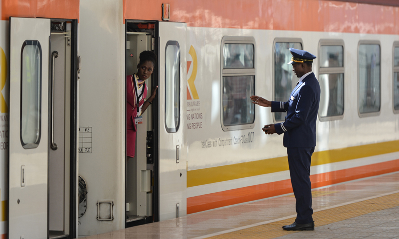 圖為10月16日，在肯尼亞內羅畢-馬拉巴標軌鐵路（內馬鐵路）麥馬修火車站，一輛列車準備出發。（新華社記者 李琰 攝）