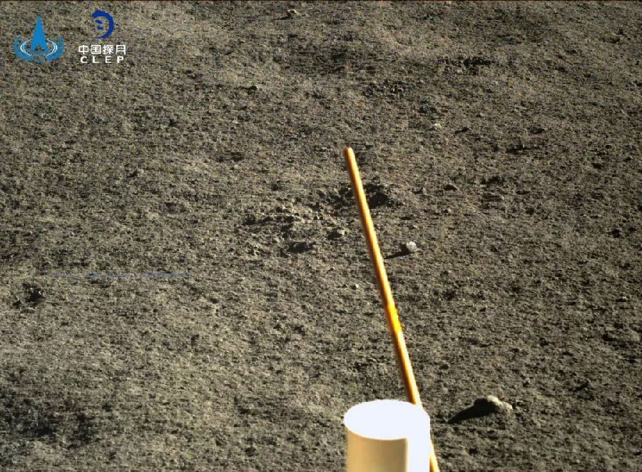 嫦娥四號著陸器順利通過第十個月夜極低溫考驗，于2019年10月23日5時11分自主喚醒，進入第十一月晝工作期。目前，平臺工況正常，能量平衡，地面各測控站和中心數據接收及處理正常。搭載月表中子及輻射劑量探測儀、低頻射電頻譜儀等科學載荷將陸續開機，繼續進行科學探測工作。