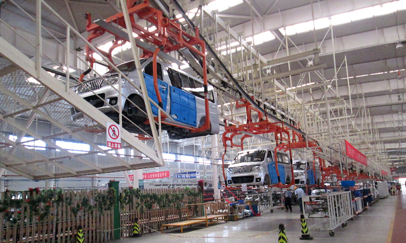 保定長安客車制造有限公司生產自動化系統生產線，共58個生產單元，206個生產工位流水作業。圖為近日在該公司總裝車間拍攝的自動抱具懸鏈。（陳蕾 攝）