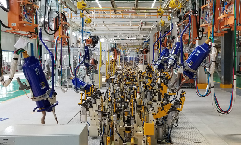 圖為近日在保定長安客車制造有限公司焊裝車間拍攝的側圍班組一體化焊鉗以及夾具。（顧鵬 攝）