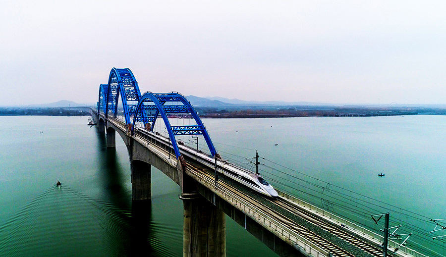 中國鐵建所屬中鐵十一局、中鐵十二局、中國鐵建大橋局、中鐵十五局、中鐵十七局、中鐵建設、中鐵建電氣化局等單位參與漢十高鐵建設。漢十高鐵全線共設大中橋233座、隧道46座，橋隧總長274公里，橋隧比68.65%。其中，襄陽崔家營漢江特大橋是世界上最大跨度連續剛構拱橋，也是國內跨度最大的混凝土橋梁，建造技術達到世界領先水平。圖為漢十高鐵崔家營特大橋。