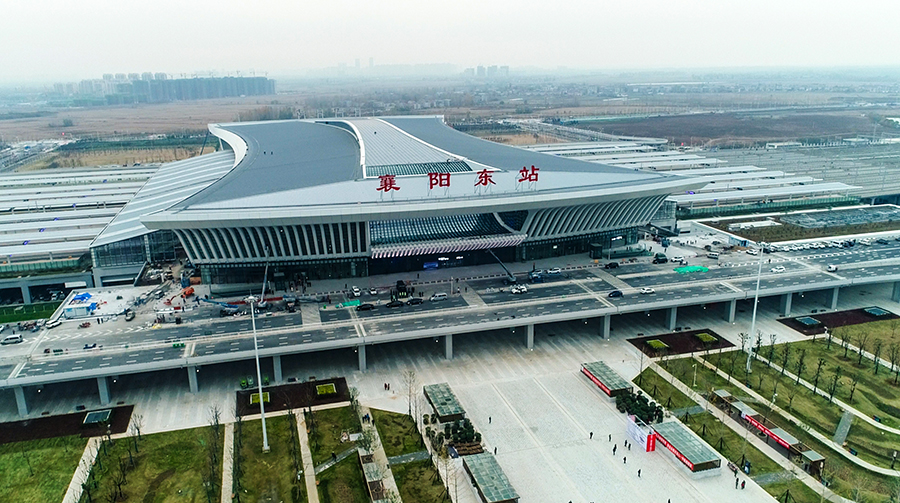 漢十高鐵也是我國“八縱八橫”高速鐵路網中，中部地區與西北地區之間的便捷聯系通道，其中云夢至十堰段為武漢至西安高速鐵路的重要組成部分。開通運營后，武漢至十堰最短車程僅需兩個小時，結束了鄂西北地區多個縣市不通高鐵的歷史，將直接惠及武漢、孝感、隨州、襄陽、十堰等地近3000萬人口的出行。圖為漢十高鐵襄陽東站。