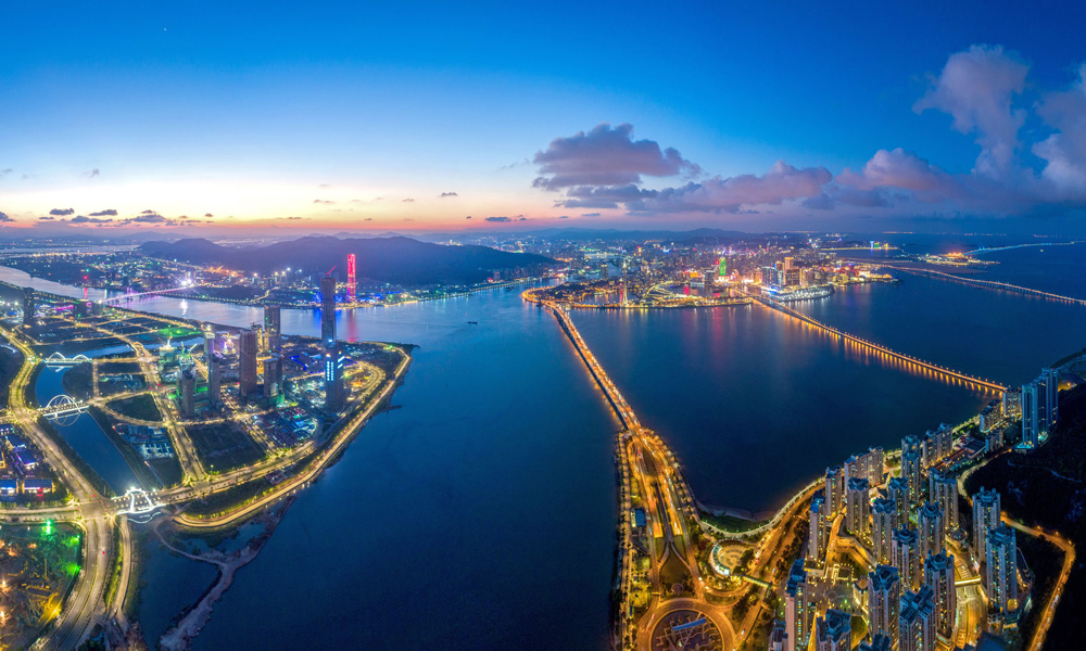 穿越海底485米，連接珠海加林、疊泉兩座變電站，12月12日，剛剛全線貫通的南方電網廣東珠海供電局220千伏疊泉輸變電工程海底電纜隧道正在進行緊張有序的固結注漿工作。待項目全面建成后，不僅能夠提升珠海橫琴片區的供電能力，還將形成自500千伏加林站經橫琴對澳門供電的220千伏全電纜通道，到那個時候，對澳門供電整體能力和可靠性將會大大加碼。圖為珠海澳門夜景。（朱甸 攝）