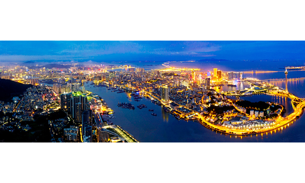 就在12月1日，南方電網向澳門輸送電量累計突破500億千瓦時，達到500.09億千瓦時，實現對澳門供電量的歷史新突破。粵澳同輝，電亮灣區，該公司2019年預計全年對澳門送電約49.5億千瓦時，年送電規模較1999年回歸當年增長約24倍。圖為珠海澳門夜景。（朱甸 攝）