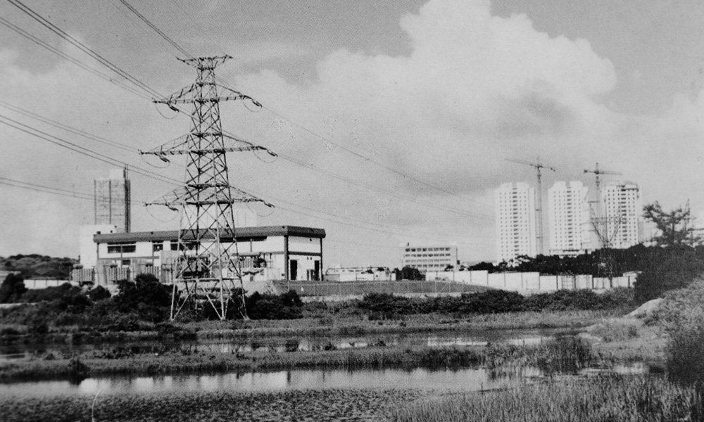 圖為上世紀80年代，珠海輸入澳門澳北變電站110KV架空線路。（朱甸 攝）