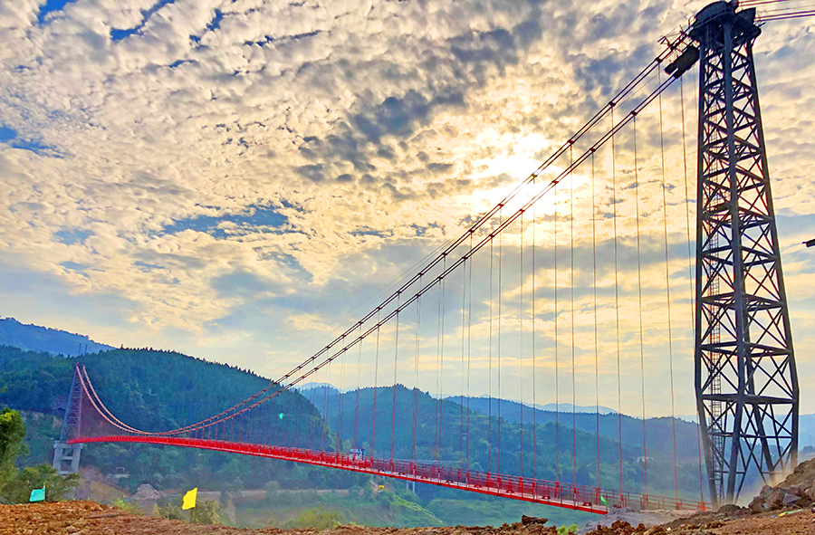 圖為通過驗收的國內跨度和荷載最大的管道懸索橋。（伍振 攝）
