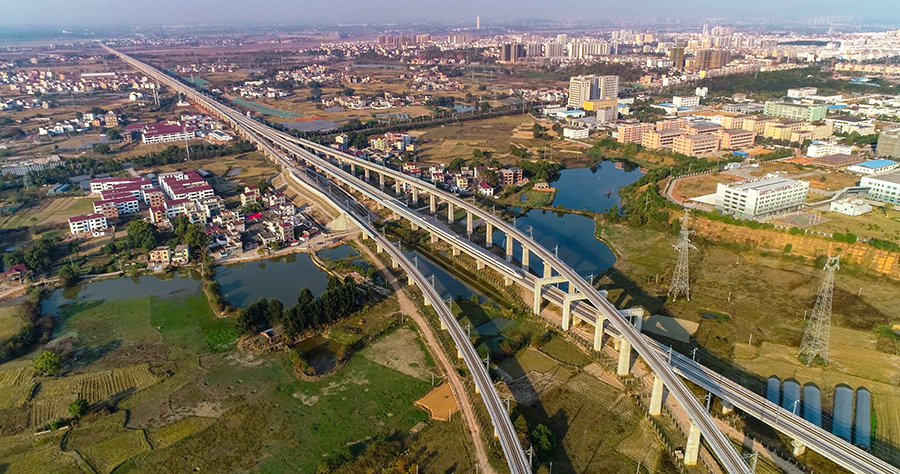 “設計中我們充分考慮路網發展的前瞻性及京港高鐵分段建設時機及工程銜接，保證昌九、長贛等高鐵在南昌、贛州樞紐的引入預留及同步實施。”鐵四院昌贛高鐵總體設計負責人周世驚介紹說：“此外，全線精心選址，在高鐵與城市最佳融合點設站13座，平均站間距34公里，基本實現縣縣設站。”圖為昌贛高鐵通車運營。