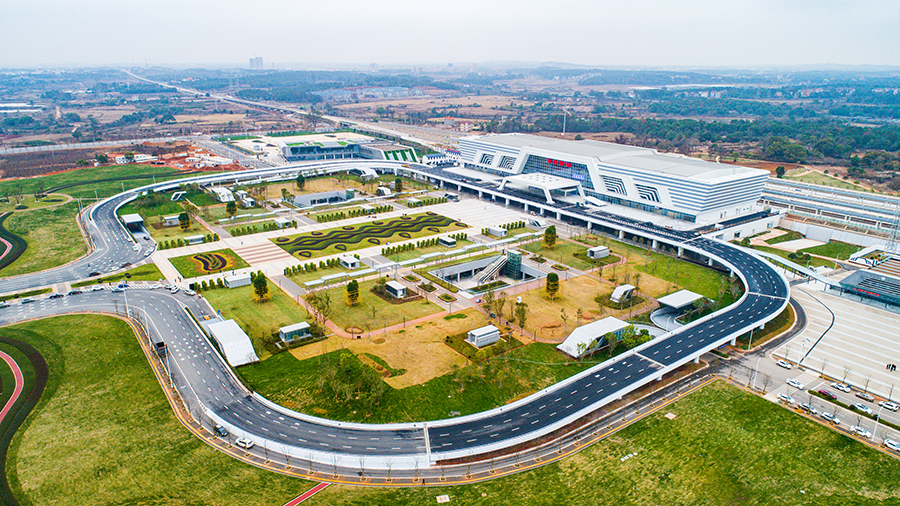 綠水青山，風景獨好，昌贛高鐵是一條綠色生態之路。鐵四院在工程設計十分重視對沿線自然景觀和人文資源的保護，繞避了十余處國家及省級森林公園。站房設計中貫徹“暢通融合、綠色溫馨、經濟藝術、智能便捷”鐵路客站建設理念，革命圣地吉安西站建筑立面像群山，輔以祥云符號，在站房細部設計中融入地方文化元素。圖為昌贛高鐵吉安西站。