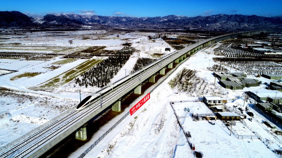 2019年12月30日，中國鐵路再次改寫歷史：由“中國鐵路之父”詹天佑主持設計建造的中國第一條鐵路——京張鐵路，被世界首條智能化高鐵——京張高鐵取代，開啟了世界高鐵智能化發展新時代。圖為首列G8811次復興號列車進入崇禮鐵路運營時場景。（曲志忠 攝）