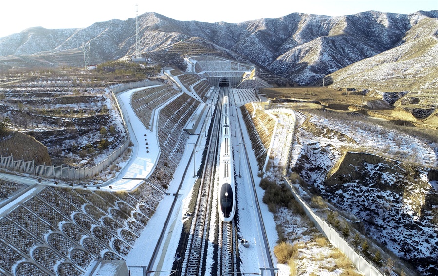 當天8時40分，世界首輛自動駕駛復興號動車組從北京北站出發，向著2022年北京冬奧會張家口賽區核心區太子城站貼地飛行。從時速35公里到350公里，從運行3小時7分鐘到47分鐘，新老“京張”實現百年跨越。圖為首列G8811次復興號列車進入崇禮鐵路運營時場景。（曲志忠 攝）