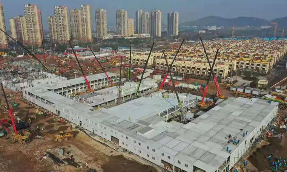 火神山醫院二號住院樓板房搭設完成85％，內部機電設備安裝工序全面展開。圖為施工現場。