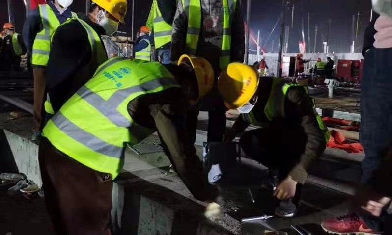 11月30日凌晨一點，中國鐵建所屬中鐵十一局集團公司接到武漢市防控疫情建設指揮部緊急通知，火神山應急醫院建設處于攻關關鍵階段，急需大量電焊工和鋼結構工支援。接到求援指令后，集團公司主管領導高度重視，立即動員武漢片單位和在建項目，要求各單位高度重視、積極配合，克服一切困難開展援助。圖為工作人員加緊施工現場。