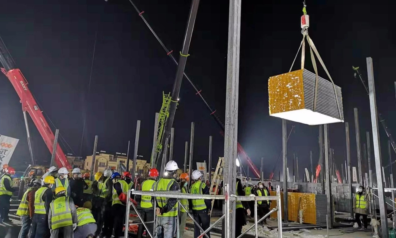 該集團精心組織，迅速行動，連夜調配人員，在最短的時間組織了近百名管理人員、電焊工、鋼結構工組成專業精干團隊，自帶電焊機具20多臺，趕赴火神山施工現場。該集團表示，將按照武漢市疫情防控建設指揮部要求，全力以赴，確保按時完成指定施工任務。圖為工作人員加緊施工現場。