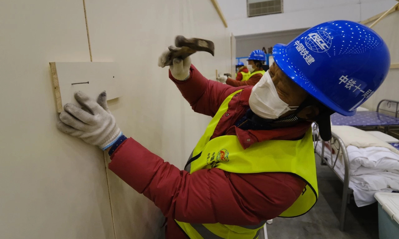 時間就是生命。全體參建人員爭分奪秒，通宵奮戰。圖為隔板安裝現場。