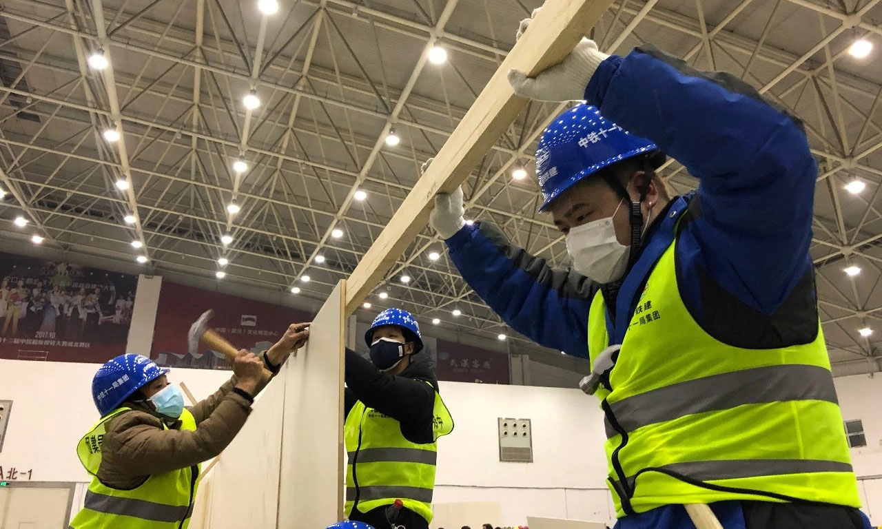 經過參建人員通宵突擊奮戰，截至2月6日8:30分，A區12個倉位的隔板安裝和門洞、吊頂等施工任務全部完成，布線和插座安裝等臨電安裝于12時全部完工。圖為隔板安裝現場。