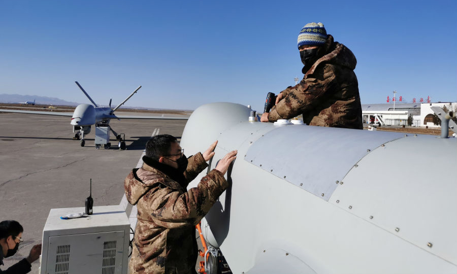 疫情就是主戰場，防控就是集結號。連日來，航天科技各單位全面啟動疫情防控機制，穩步推進型號任務，兩手抓，兩手硬。圖為十一院彩虹公司員工在外場開展試驗任務。（孫婧 攝）