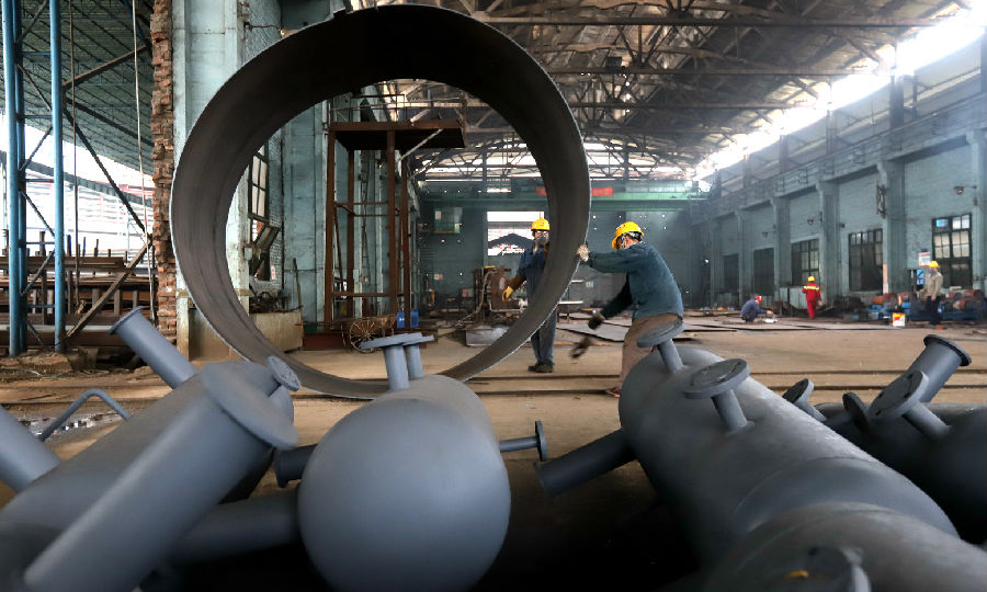 2月13日，廣西建工集團冶建公司壓力容器制造廠生產車間里，工人正在抓緊生產TRT發電管，根據合同和甲方保證現場施工現場運行要求，該廠要在2月底完成TRT發電管50噸生產任務，并實現動態供貨。圖為施工現場。