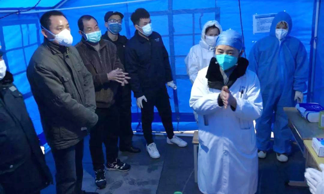 石牌嶺高級職業中學方艙醫院于2月6日晚啟用，可容納800張床位。由于缺乏后勤保障志愿者，當晚中電光谷麗島物業派出身體素質好、工作能力強的三名員工周建強、全詩文、段雙能前往支援。三人經崗前培訓后，從7日至今，一直為輕癥患者提供送餐和清理餐盒服務。送餐時兩人一組，每餐為三十多位患者服務。