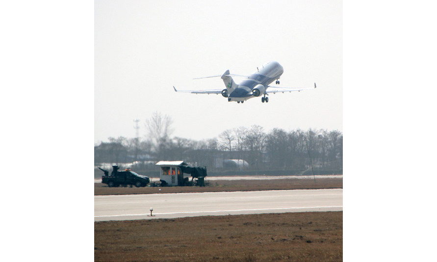 2月20日，隨著一架試驗機在西安閻良騰空而起，航空工業試飛中心2020年春節后科研試飛戰役正式打響。當日，經過一系列細致嚴謹的準備工作，試飛中心組織運輸機、殲擊機、直升機系列多個型號試驗機陸續升空開展科研試飛。當前，通過科學施策、分類施策、精準施策，試飛中心復工防疫工作已全面覆蓋科研試飛人員管理、出入管理、機場機公共區域管理、用餐管理等。