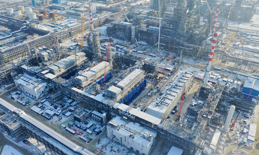 當前，中國化學工程七化建結合自身經營生產形勢，積極統籌協調，細化分解任務，狠抓工作落實，海內外各項目部嚴格落實疫情防控措施，全體施工人員投身于抗擊疫情、狠抓工程進度當中，在現場第一線迅速掀起了施工生產熱潮。近日，俄羅斯鄂木斯克DCC原油深度轉化項目部召開“決勝一百天”動員大會，吹響了項目部近3000名中外員工團結一致、眾志成城，為實現2020年3月31日項目機械竣工、5月31日項目全面竣工共同奮進的號角。圖為俄羅斯鄂木斯克DCC原油深度轉化項目施工進展全景。