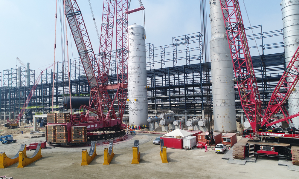 尼日利亞丹格特煉油項目部精心組織，科學施工，全體員工奮力拼搏，先后成功吊裝了重達1090噸、底座直徑8.74米、塔體高度46米的催化裂解汽油脫硫裝置分離塔，總重量達893噸、高度達70米的MS裝置CCR再生器設備包模塊。圖為該項目部成功吊裝催化裂解汽油脫硫裝置分離塔。