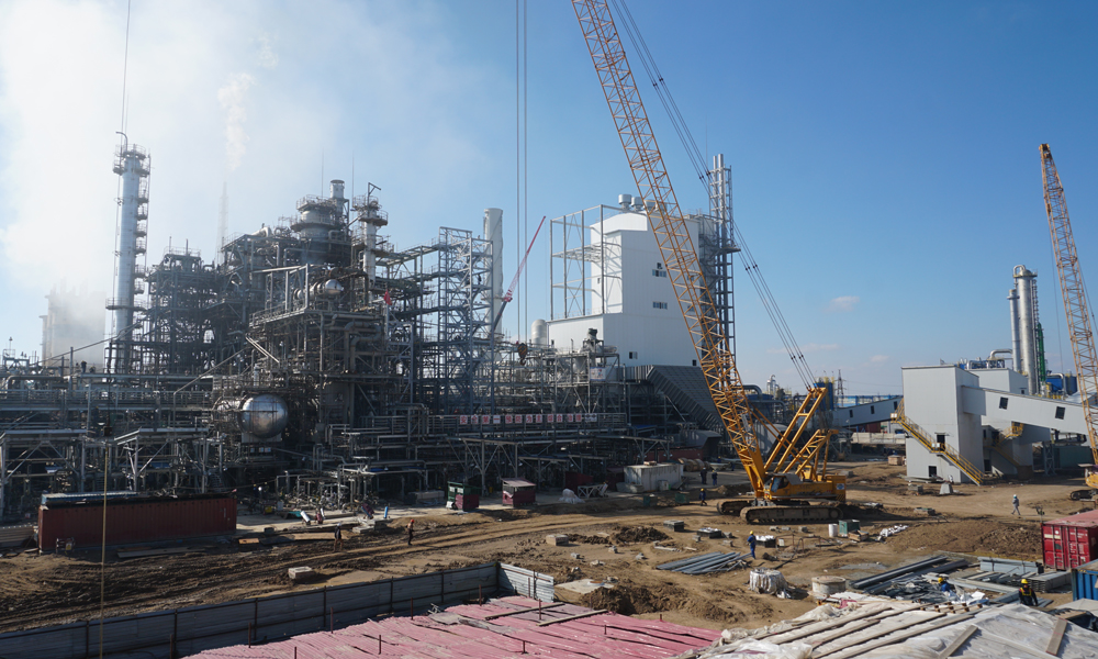 烏茲別克斯坦UNF項目是烏茲別克斯坦總統令項目。烏茲別克斯坦UNF項目部統籌抓好疫情管控工作，通過加緊儲備防疫物資、把好施工場所“進廠出廠關”、發放防疫藥品等實實在在舉措，為施工人員在疫情期間放心生產吃下了定心丸。截至目前，項目部已完成項目總體施工進度91%，其中已完成項目 PA壓縮機試車工作、合成氨區域伴熱管安裝、項目試壓工作。圖為該項目全景。